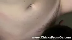 تشغيل تريبيد تحصل على قطة كيتي ذات الشعر الأملس خارج الأبواب