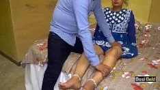 Riproduci La donna indiana della casa fa sesso con il suo servitore con un suono hindi chiaro