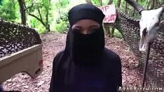 播放 磨练青少年金发女郎独自从家里发芽色情