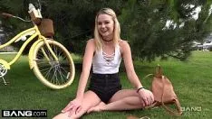 চালান Kenzie কাই প্রকাশ্যে তার ছোট মাই ফ্ল্যাশ
