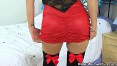 Afspelen Kant milf gemma au stoten haar gladgeschoren kut met dildo