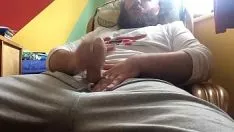 تشغيل الرجل الكبير في بنطال رياضي يداعب وسطه الساشي