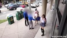 Играть Веселая горячая юбка cassidy michaels получает укладки носа dropsuge резинки