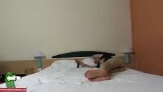 Reproducir Alimentando a un gatito en la cama de los niños die021