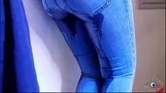 Reproduzir Um vazamento de feminilidade fazendo xixi no movimento para a frente antes do toilette! 4