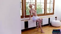 Oynat Sıcak striptiz sanatçısı büyük memeli squasha chi ile Rus milf bebek