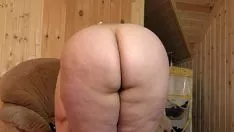 Abspielen Zaftig Milf errötet Lippen und wechselt in eine heiße Ausrüstung. selbstgebrauter Fetisch und großes schmutziges Geld und Blockfront.