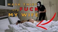Jouer Un voleur de cape essaie de baiser ma femme mariée dans la chambre