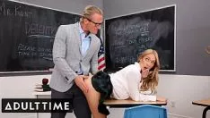 Reproducir Reloj adulto: ¡khloe kapri es follada severamente por su instructor en espera!