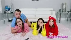 Oynat Bir hareketli film şovunda sınav trey kedicikler