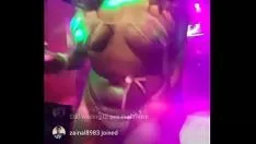Riproduci Saltazione di striptease di albero di ebano caldo caldo in un randello