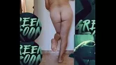 Abspielen Selbstgemachte Milf-Aufräumarbeiten beim Putting Green Board