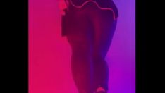 Abspielen Ribbing und so Cumming von Fanny mit einer einfachen Fickmaschine