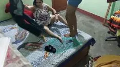 Abspielen Indische Tretmutter liebt den Champion-Gummischuh ihres Sohnes