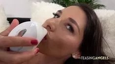 Reproduzir Tirando de um brinquedo guarnição de propagação de zafira coloca suas pernas e esfrega gatinha