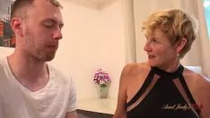 播放 Auntyjudysporn - 57yo 化脓熟女女士。莫莉吮吸她的冠军