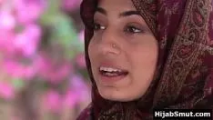 Abspielen Arabisches Mädchen im Hijab erschreckt auf Nachbars BBC