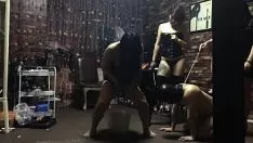 播放 愉快的女性准备男性人狗