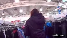 Afspelen Perfecte Tsjechoslowaakse adolescentie wordt uitgenodigd op de promenade en getraind in pov
