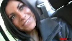 Abspielen Das kostbare junge Mädchen der Latina hat schwer im Freien geschlagen