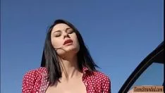 Играть Веселый подросток снимает сиськи и публично трахается
