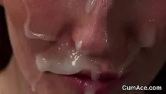 Reproduzir Boneca com chifres recebe derrame de células de esperma em sua frente, apoiando todo o jism