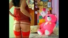 Riproduci Hot brunet in rosso lingerie fucworldbeater con un dildo rosso (1)