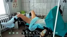 Odtwórz Missy na półce chirurgicznej - ugniatanie dildo
