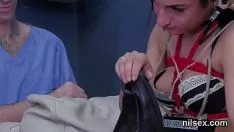 Riproduci La gonna sciatta è stata portata fuori nell'orifizio dell'asilo per una terapia irritante