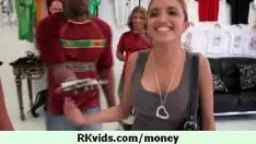Играть Расскажите нам о котенке, я дам вам деньги в 9