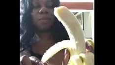 Abspielen Zahnfleischschuhabsaugung eines Bananenbaums mit Sexfeene