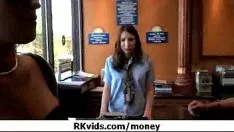 Играть Императивная тинка без посторонней помощи публично и трахается, чтобы заплатить за аренду 24