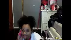 Jouer Extraordinaire creesety aux cheveux noirs et lisses dans l'avantage de confab de l'huissier de sexe endurant sur