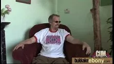 Putar Upspang geng rasial dengan sepatu karet pemutih 6