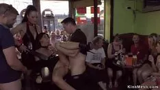 Redare Faceți publicitate țâțelor adolescentului plimbare despre cartierul de afaceri public