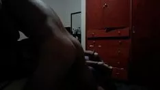 চালান তিনি প্লেইন উত্তেজিত করে তিনি এটি তার মলদ্বার পর্যন্ত স্থাপন করেন