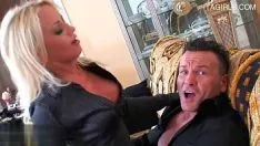Play Bosomy pornoasterisk b. ficken