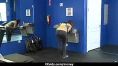 تشغيل مراهق سريع يمارس الجنس مع رجل أمام كاميرا التلفزيون مقابل المال في 7