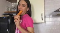 再生 ロシアのpornoasterisknataly auは、kspoilenで栽培されたニンジンで彼女の穴をこすります