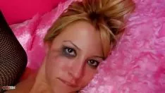 Reproduzir A jovem turca e diminuta adora pickings no seu gatinho e bunda veloz