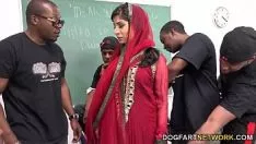 Abspielen Nadia Ali befiehlt, eine Gruppe schwarzer Schwänze zu schwingen