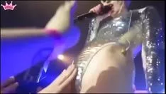 Riproduci La svedese Miley Cyrus aggira i minuti più sexy della presentazione pubblica