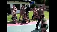 Jouer Enseignement du travail de gaspillage de sexe sur une machine militaire