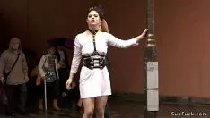 Jouer Bosomy s'écrase dans le cul sous la pluie