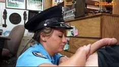 Afspelen Latijnse officier wordt geneukt door een doorweekte kerel
