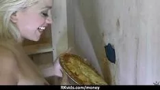 Odtwórz Nastolatkowie z Apairu dostają pieniądze za seks