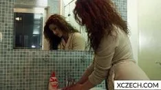 Oynat Sıkı milf içinde duş aşağı
