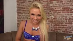 Putar Katerina kay pirang sedang menggoyangkan sashay yang parah