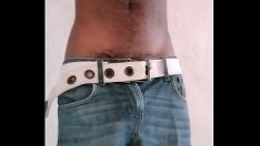 تشغيل كيني أسود هواة طرفة عين wanking له ديك أسود كبير في الصباح