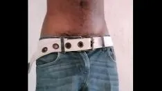 تشغيل كيني أسود هواة طرفة عين wanking له ديك أسود كبير في الصباح